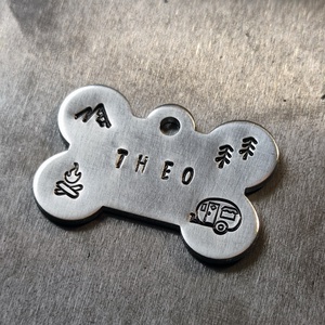 Kézzel kalapált alumínium kutyabiléta � Nomád Csont (38mm x 25mm), Otthon & Életmód, Kisállatoknak, Kutyáknak, Kutya biléta, Fémmegmunkálás, MESKA