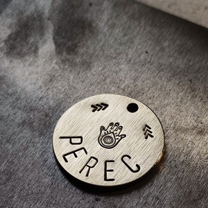 Kézzel kalapált sárgaréz kutyabiléta  �  Hamsa Keze    (30mm), Otthon & Életmód, Kisállatoknak, Kutyáknak, Kutya biléta, Fémmegmunkálás, MESKA