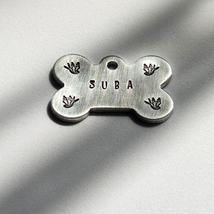 Kézzel kalapált alumínium kutyabiléta � SWALLOW (38mm x 25mm) - otthon & életmód - kisállatoknak - kutyáknak - kutya biléta - Meska.hu