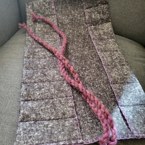 Krétatartó szürke-lila - otthon & életmód - papír, írószer - tolltartó & ceruzatekercs - Meska.hu