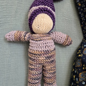 Kötött gyapjú manó lila - játék & sport - plüssállat & játékfigura - manó - Meska.hu