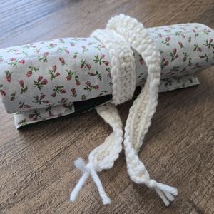 Krétatartó zöld, virágos - otthon & életmód - papír, írószer - tolltartó & ceruzatekercs - Meska.hu