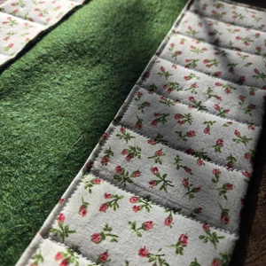 Krétatartó zöld, virágos - otthon & életmód - papír, írószer - tolltartó & ceruzatekercs - Meska.hu