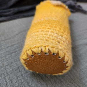 Horgolt ceruzatartó sárga - táska & tok - pénztárca & más tok - telefontok - Meska.hu