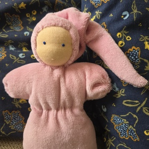 Waldorf baba rózsaszín - játék & sport - készségfejlesztő és logikai játék - montessori szivárvány, waldorf játékok - Meska.hu