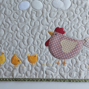 Terítő húsvétra tyúkocskával, Otthon & Életmód, Konyhafelszerelés, tálalás, Sütés, főzés, Edényalátét, Varrás, Patchwork, foltvarrás, MESKA
