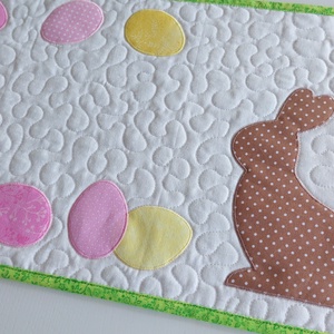 Tavaszi asztali futó rózsaszínű tojásokkal, Otthon & Életmód, Konyhafelszerelés, tálalás, Tálalás, Terítő, Patchwork, foltvarrás, Varrás, MESKA