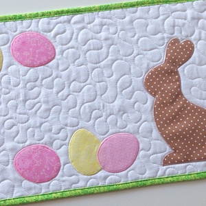 Tavaszi asztali futó rózsaszínű tojásokkal - otthon & életmód - konyhafelszerelés, tálalás - tálalás - terítő - Meska.hu