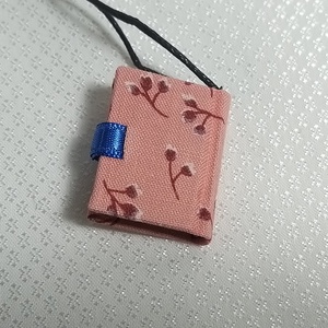Rózsaszín mini könyvmedál - ékszer - nyaklánc - medál - Meska.hu Rózsaszín mini könyvmedál - ékszer - nyaklánc - medál - Meska.hu