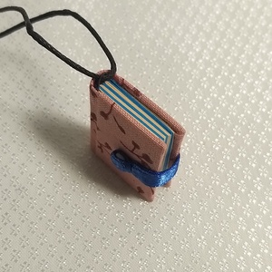 Rózsaszín mini könyvmedál - ékszer - nyaklánc - medál - Meska.hu Rózsaszín mini könyvmedál - ékszer - nyaklánc - medál - Meska.hu