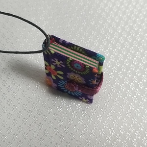 Tarka virágos mini könyvmedál - ékszer - nyaklánc - medál - Meska.hu