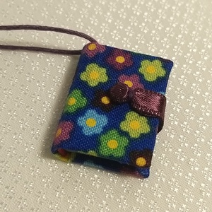 Színes kisvirágos mini könyvmedál, Ékszer, Nyaklánc, Medál, Könyvkötés, MESKA