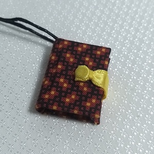 Vörös kockás mini könyvmedál, Ékszer, Nyaklánc, Medál, Könyvkötés, MESKA