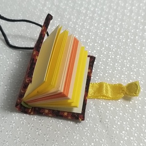 Vörös kockás mini könyvmedál - ékszer - nyaklánc - medál - Meska.hu Vörös kockás mini könyvmedál - ékszer - nyaklánc - medál - Meska.hu