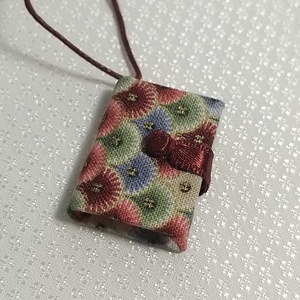Arany-színes pikkelymintás mini könyvmedál, Ékszer, Nyaklánc, Medál, Könyvkötés, MESKA