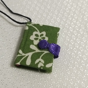 Zöld-fehér növénymintás mini könyvmedál - Meska.hu