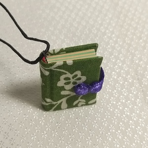 Zöld-fehér növénymintás mini könyvmedál - ékszer - nyaklánc - medál - Meska.hu Zöld-fehér növénymintás mini könyvmedál - ékszer - nyaklánc - medál - Meska.hu