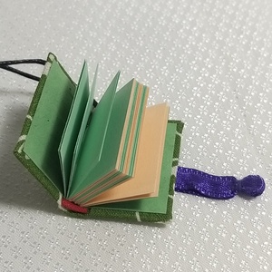 Zöld-fehér növénymintás mini könyvmedál - ékszer - nyaklánc - medál - Meska.hu Zöld-fehér növénymintás mini könyvmedál - ékszer - nyaklánc - medál - Meska.hu