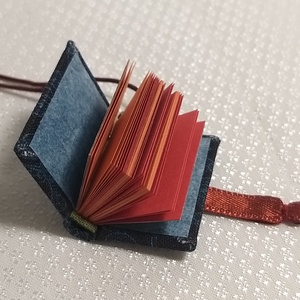 Sötétkék mintás mini könyvmedál - ékszer - nyaklánc - medál - Meska.hu Sötétkék mintás mini könyvmedál - ékszer - nyaklánc - medál - Meska.hu