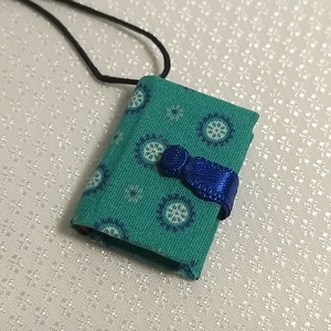 Türkizzöld pöttyös mini könyvmedál - Meska.hu