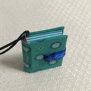 Türkizzöld pöttyös mini könyvmedál - ékszer - nyaklánc - medál - Meska.hu Türkizzöld pöttyös mini könyvmedál - ékszer - nyaklánc - medál - Meska.hu