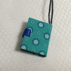 Türkizzöld pöttyös mini könyvmedál - ékszer - nyaklánc - medál - Meska.hu Türkizzöld pöttyös mini könyvmedál - ékszer - nyaklánc - medál - Meska.hu