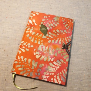 A/5 2026 Határidőnapló kampós, narancs batikolt - Meska.hu