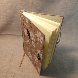 A/5 2026 Határidőnapló kampós, fehér virágos - otthon & életmód - papír, írószer - naptár & tervező - Meska.hu