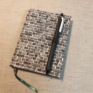 A/6Szürke téglamintás, vonalas, tollas notesz  - Meska.hu