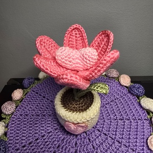 Horgolt tulipán szív középpel - otthon & életmód - virágdekoráció - virágdíszek - virágdísz kaspóban - Meska.hu