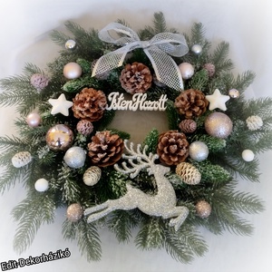 Karácsonyi ajtódísz ezüst szarvassal műfenyő koszorún - karácsony - adventi díszek - adventi ajtódísz - Meska.hu