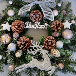 Karácsonyi ajtódísz ezüst szarvassal műfenyő koszorún - karácsony - adventi díszek - adventi ajtódísz - Meska.hu