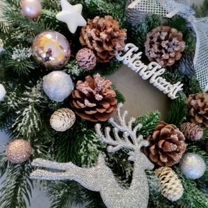 Karácsonyi ajtódísz ezüst szarvassal műfenyő koszorún - karácsony - adventi díszek - adventi ajtódísz - Meska.hu