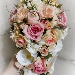 Csepp alakú rózsaszín-fehér-barack virágos menyasszonyi csokor  - esküvő - menyasszonyi- és dobócsokor - Meska.hu