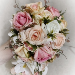 Csepp alakú rózsaszín-fehér-barack virágos menyasszonyi csokor  - esküvő - menyasszonyi- és dobócsokor - Meska.hu