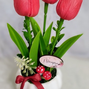 Fehér kis kaspós tulipános asztaldísz , Otthon & Életmód, Dekoráció, Asztal és polc dekoráció, Asztaldísz, Mindenmás, Virágkötés, MESKA
