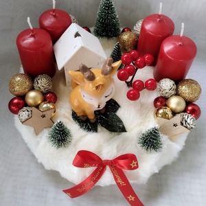 Fehér szőrmés adventi koszorú szarvassal (piros-arany) - karácsony - adventi díszek - adventi koszorú - Meska.hu