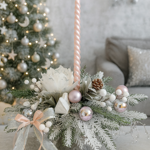 Ezüstös -rózsaszín karácsonyi adztaldísz csavart gyertyával, Karácsony, Adventi díszek, Adventi asztaldísz, Mindenmás, Virágkötés, MESKA