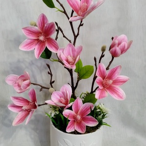 Rózsaszín magnóliás asztaldísz - otthon & életmód - virágdekoráció - virágdíszek - virágdísz kaspóban - Meska.hu