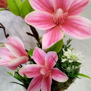 Rózsaszín magnóliás asztaldísz - otthon & életmód - virágdekoráció - virágdíszek - virágdísz kaspóban - Meska.hu