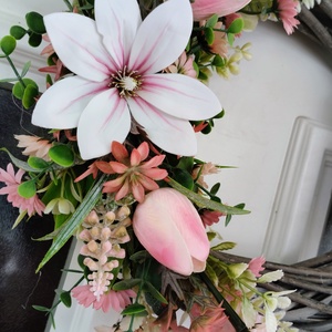 Szürke vessző pasztell virágos tavaszi ajtódísz  - otthon & életmód - dekoráció - ajtó- és ablak dekoráció - ajtódísz & kopogtató - Meska.hu