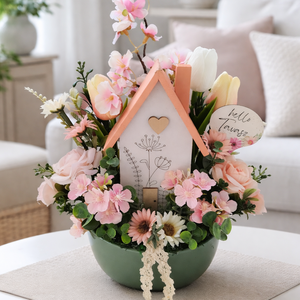 Házikós tavaszi asztaldísz barack-krém virágokkal - Meska.hu