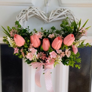 Fehér szív vessző alapú tavaszi ajtódísz tulipánokkal, Otthon & Életmód, Dekoráció, Ajtó- és ablak dekoráció, Ajtódísz & Kopogtató, Mindenmás, Virágkötés, MESKA