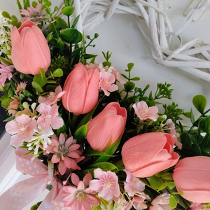 Fehér szív vessző alapú tavaszi ajtódísz tulipánokkal - otthon & életmód - dekoráció - ajtó- és ablak dekoráció - ajtódísz & kopogtató - Meska.hu