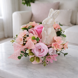 Tavaszi nyuszis asztaldísz rózsaszín virágokkal , Ünnepi díszek, dekorációk, Húsvéti díszek és dekorációk, Húsvéti asztaldíszek, Mindenmás, Virágkötés, MESKA