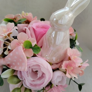 Tavaszi nyuszis asztaldísz rózsaszín virágokkal  - ünnepi díszek, dekorációk - húsvéti díszek és dekorációk - húsvéti asztaldíszek - Meska.hu