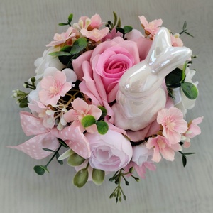 Tavaszi nyuszis asztaldísz rózsaszín virágokkal  - ünnepi díszek, dekorációk - húsvéti díszek és dekorációk - húsvéti asztaldíszek - Meska.hu