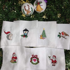 Keresztszemes karácsonyi gömb díszek - karácsony - mikulás - mikulás beltéri dekoráció - Meska.hu