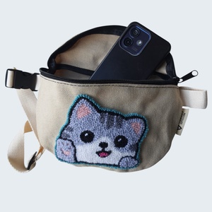 Cica mint�s Övt�ska - Punch needle technik�val kézzel hímzett termék - táska & tok - övtáska - Meska.hu