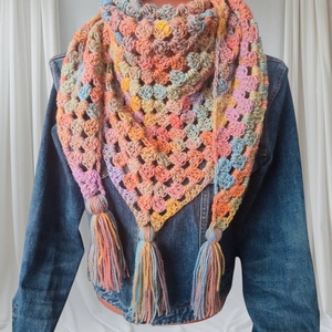 Színes horgolt kendő bojttal - ruha & divat - sál, sapka, kendő - kendő - Meska.hu